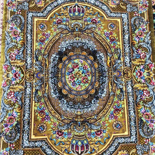 فرش دستباف ابریشم با طرح لچک ترنج طلایی قهوه‌ای، دکوراسیون منزل شیک - esilkcarpet.com