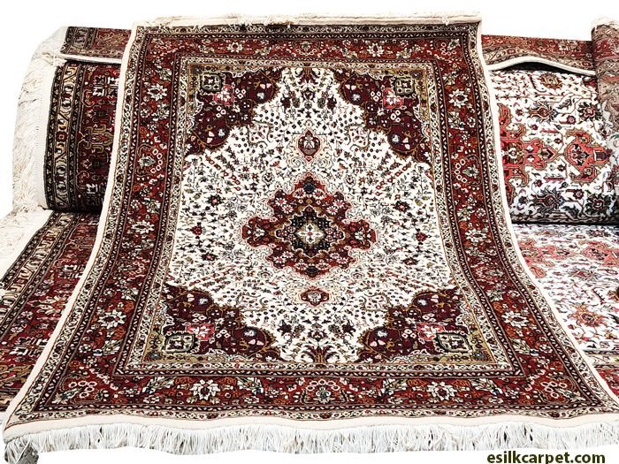 وقتی مایعاترنگی، روی فرشدستباف میریزد، چکار باید بکنیم؟