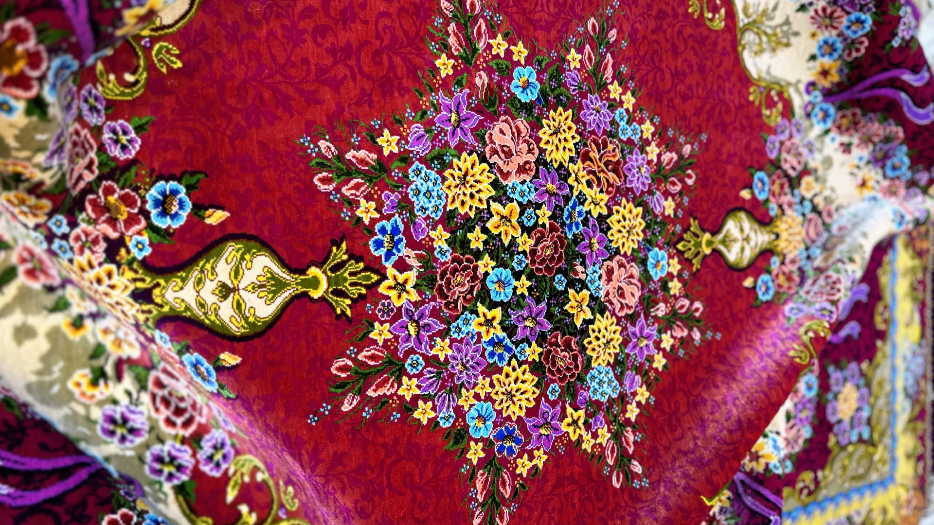 How to Identify Genuine Handwoven Rugs - Pro Tips | esilkcarpet.com - یاد بگیرید که چگونه فرش‌های دستباف اصل را شناسایی کنید و از تقلبی‌ها اجتناب کنید