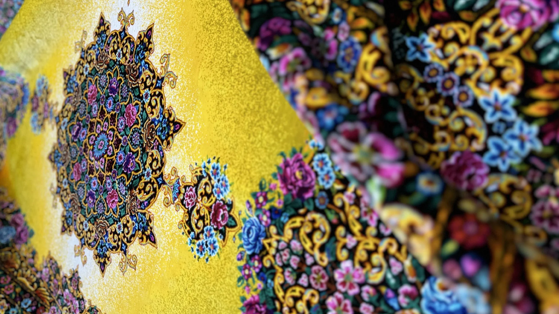 buying-guide-for-persian-silk-rugs-price-esilkcarpet.com - راهنمای خرید فرشهای ابریشم دستباف ایرانی با توجه به قیمت و کیفیت