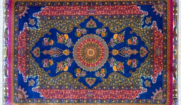 دکوراسیون مدرن اتاق نشیمن با فرش ایرانی، نمادی از ترکیب هنر سنتی و سبک معاصر در esilkcarpet.com - فرشهای دستباف ایرانی در معماری آکوستیک