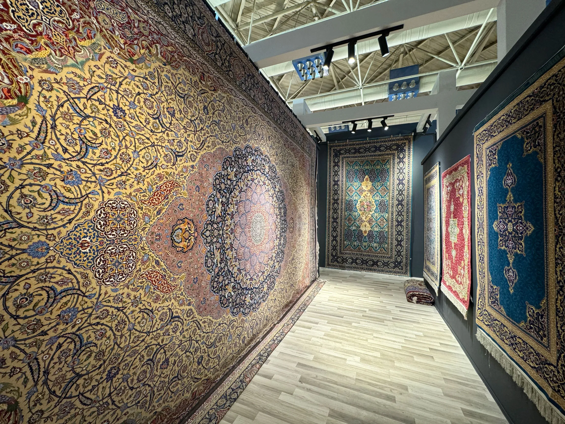 یک فرش هوشمند که رنگها و طرحهای خود را بسته به دما و نور محیط تغییر میدهد - esilkcarpet.com