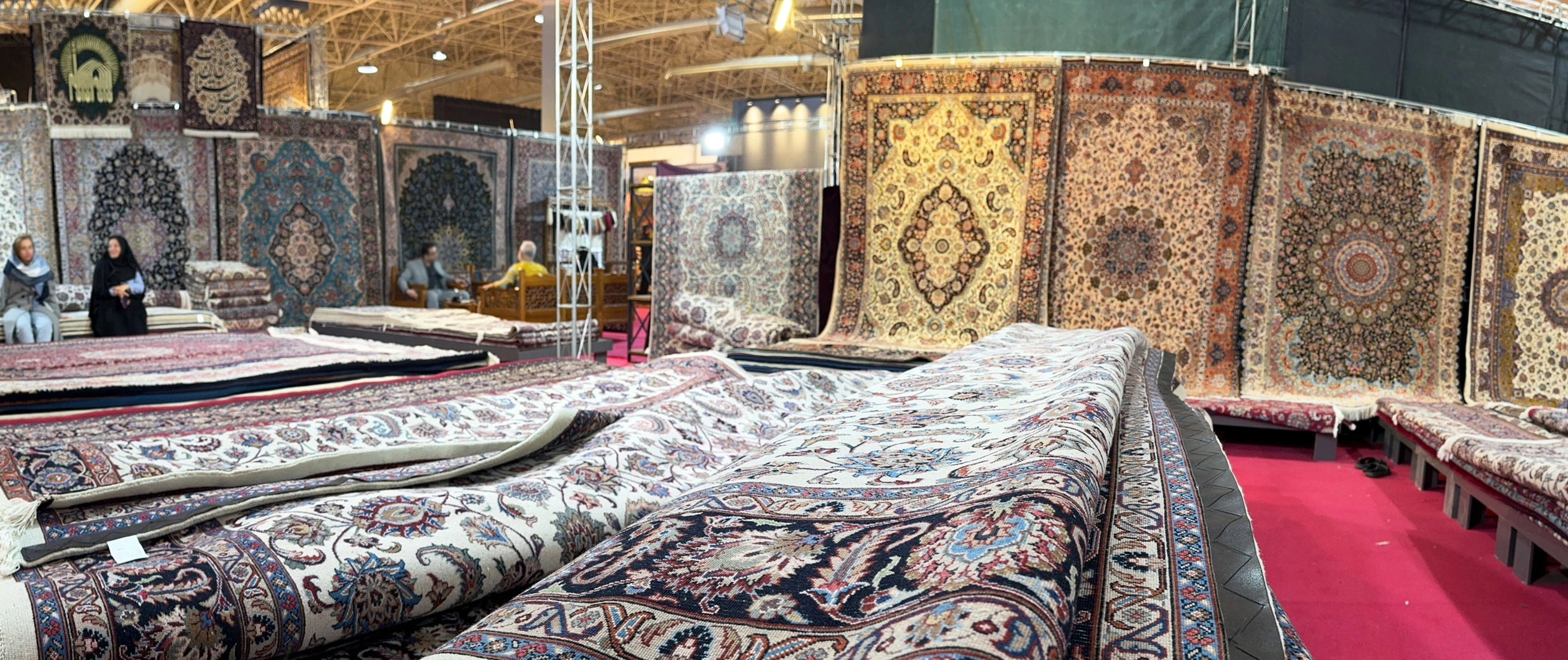 فرش دستباف ایرانی ساخته شده از الیاف طبیعی و با تأکید بر حفظ محیط‌زیست که در سایت esilkcarpet.com به فروش می‌رسد.