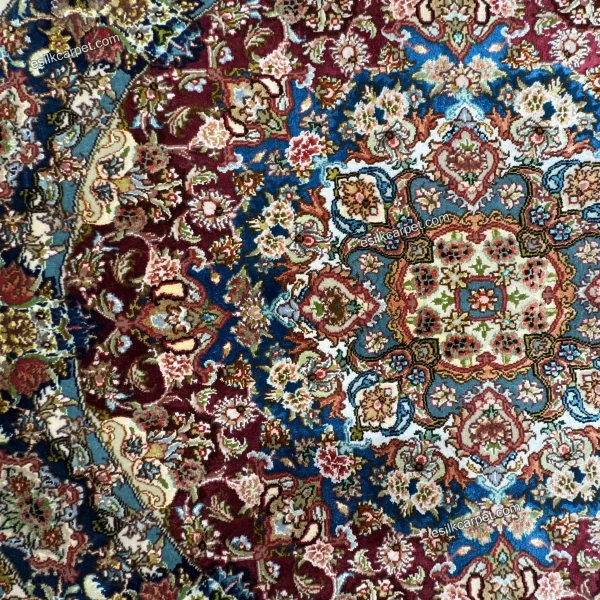 بافت دستباف فرش سالاری تبریز، ترکیبی از الیاف ابریشم و پشم مرغوب، ماندگار و ارزشمند برای نسل‌ها.