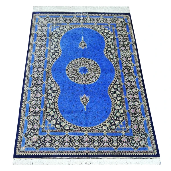 طراحی زیبا و پیچیده لچک ترنج آبی در فرش ابریشم قم، دقیقاً متناسب با هنر دست‌باف ایرانی. esilkcarpet.com