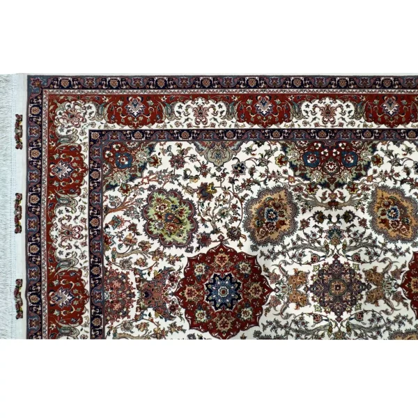 رنگ‌بندی کلاسیک و جذاب در فرش دستباف تبریز طرح چلسی – esilkcarpet.com