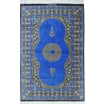 فرش ابریشم لچک ترنج آبی دستباف قم، طراحی منحصر به فرد با کیفیت بالا، زیبایی خیره‌کننده و بافت دستباف بی‌نظیر. esilkcarpet.com