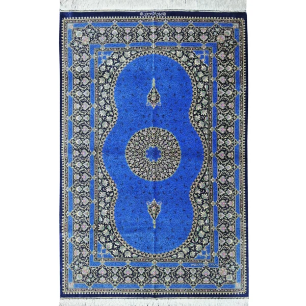 فرش ابریشم لچک ترنج آبی دستباف قم، طراحی منحصر به فرد با کیفیت بالا، زیبایی خیره‌کننده و بافت دستباف بی‌نظیر. esilkcarpet.com