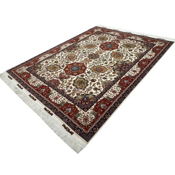 جزئیات دقیق و هنرمندانه در بافت فرش دستباف تبریز طرح چلسی – esilkcarpet.com