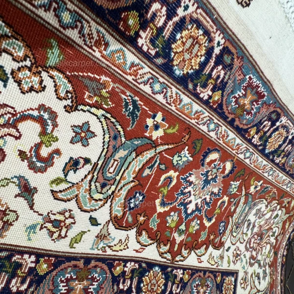 جزئیات نقوش فرش دستباف تبریز با طرح چلسی، کاری از استاد قره‌باغی – esilkcarpet.com