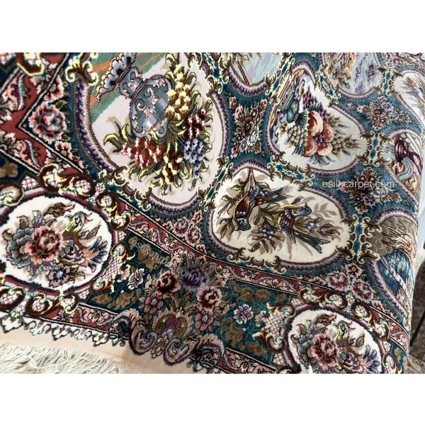 جزئیات خیره‌کننده فرش گلستان تبریز، گره به گره بافته شده با بهترین نخ‌های ابریشمی و پشمی – esilkcarpet.com