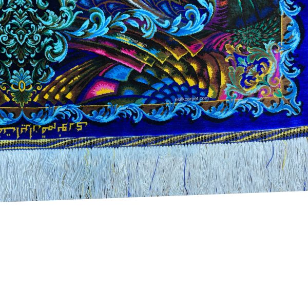فرش ابریشم دستباف سرمه‌ای نقشه غلط، نمونه‌ای عالی از هنر دست و طراحی معاصر. این فرش با کیفیت عالی و رنگ جذاب، انتخابی مناسب برای خانه‌های شیک و مدرن است. خرید از esilkcarpet.com