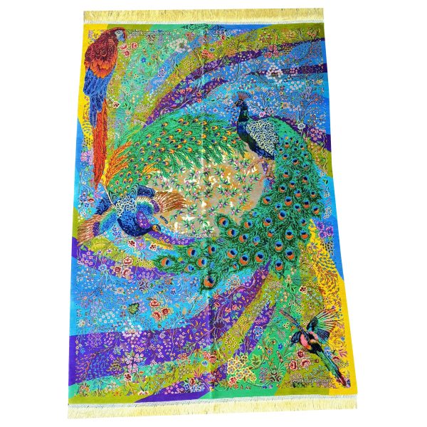فرش دستباف طاووس با رنگ‌های الوان، نماد هنر ایرانی با دقت بافته شده در سایت esilkcarpet.com. این فرش منحصر به فرد در هر فضا زیبایی بی‌نظیری ایجاد می‌کند.