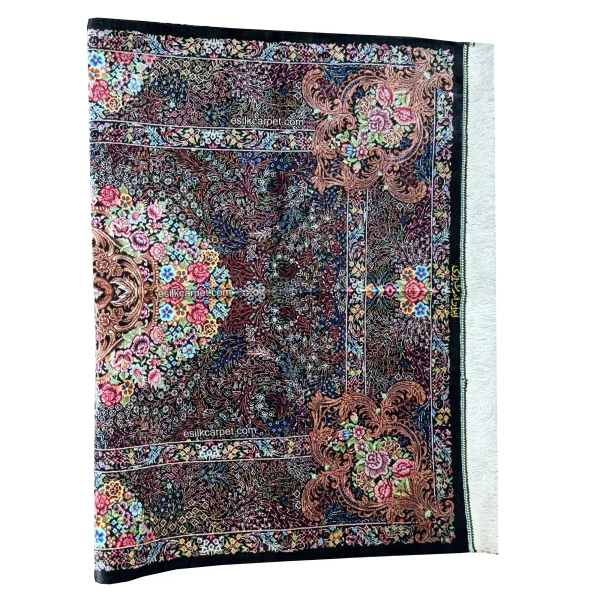 نقش و نگار خیره‌کننده در فرش ابریشم طرح لچک ترنج زمینه مشکی دستباف – esilkcarpet.com