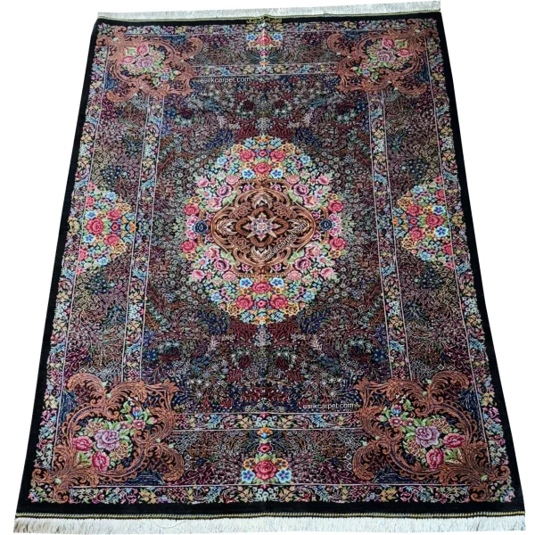 الیاف طبیعی و بافت منسجم در فرش ابریشم طرح لچک ترنج زمینه مشکی دستباف – esilkcarpet.com