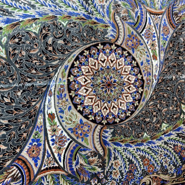 چله و تار و پود مستحکم و دقیق در بافت فرش ابریشم دستباف لچک ترنج زمینه مشکی – esilkcarpet.com