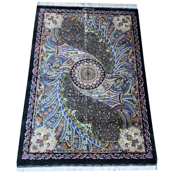 درخشندگی و انعکاس نور در نخ‌های ابریشمی فرش دستباف لچک ترنج زمینه مشکی – esilkcarpet.com