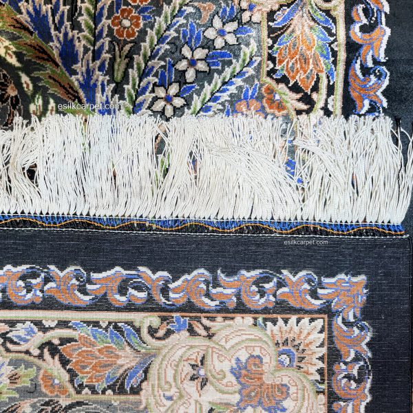 طرح سنتی لچک و ترنج در فرش ابریشم دستباف زمینه مشکی، تلفیقی از هنر اصیل ایرانی – esilkcarpet.com