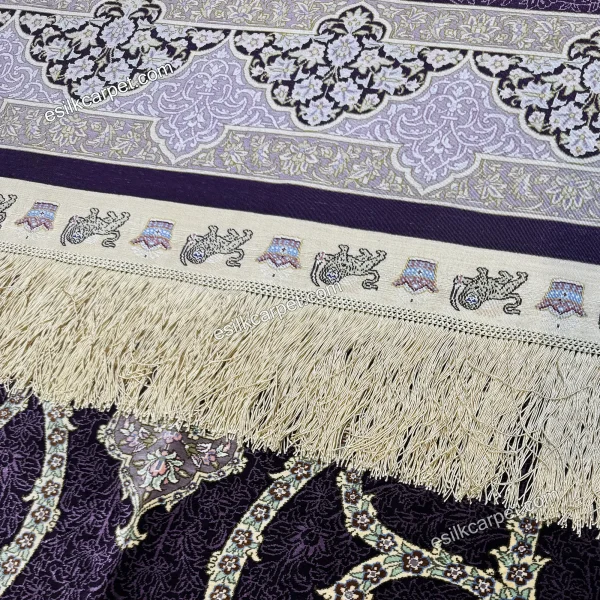 فرش ترنج بنفش با گلیم بافت 164*102 سانتیمتر، فرشی با طراحی خاص و هنری. برای خرید به esilkcarpet.com مراجعه کنید.