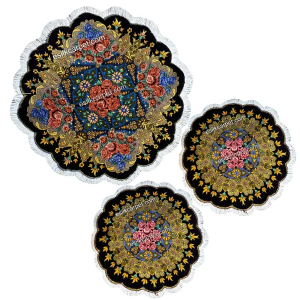 فرش ابریشم زیرتلفنی دایره گل رز بنفش تیره دستباف قم، قطر 41و 30سانتیمتر