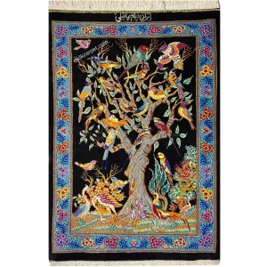 نمای نزدیک از تار و پود فرش دستباف طرح درخت زندگی با پرندگان، جزئیات ظریف ابریشم قم در esilkcarpet.com